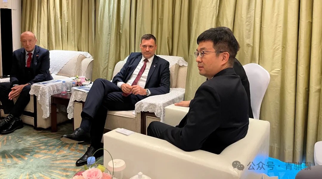 斯洛伐克副总理托马什·塔拉巴与z6com·尊龙凯时董事长闫巍在第七届进博会期间就绿...